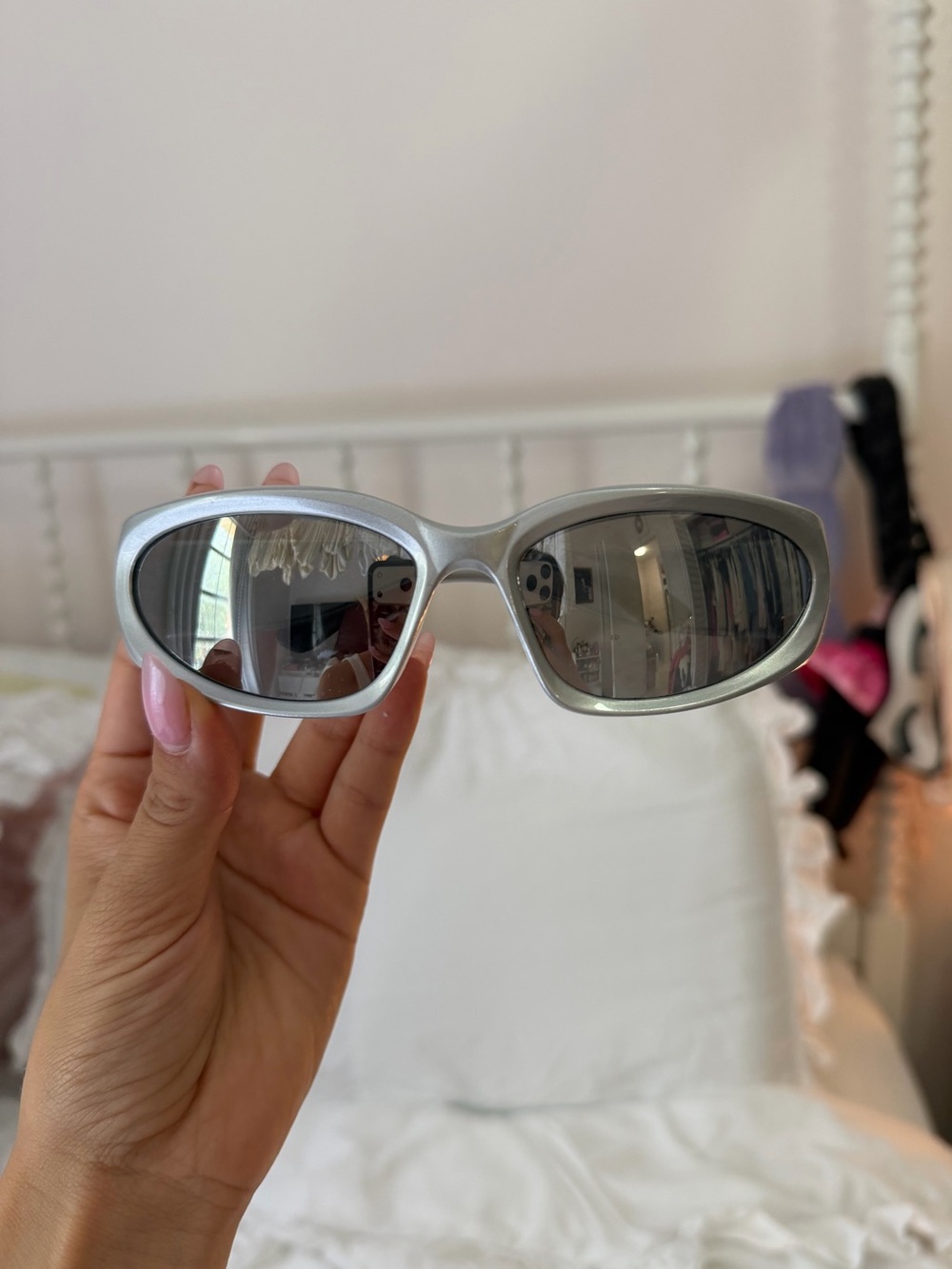 RAVE GLASSES Sleek Silver Oval Sunglasses - Reflective Lenses